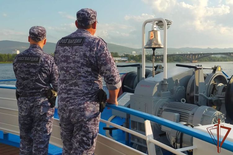 Росгвардейцы помогли спасти упавшую в реку Енисей женщину